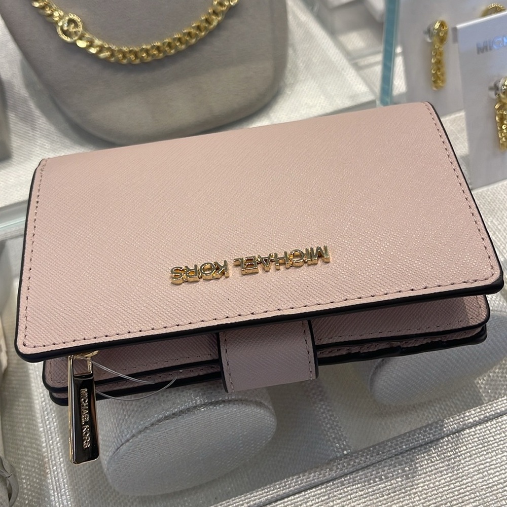 Michael Kors Medium Saffiano Leather Wallet
Powder Blush
NWT - Picture 16 of 16